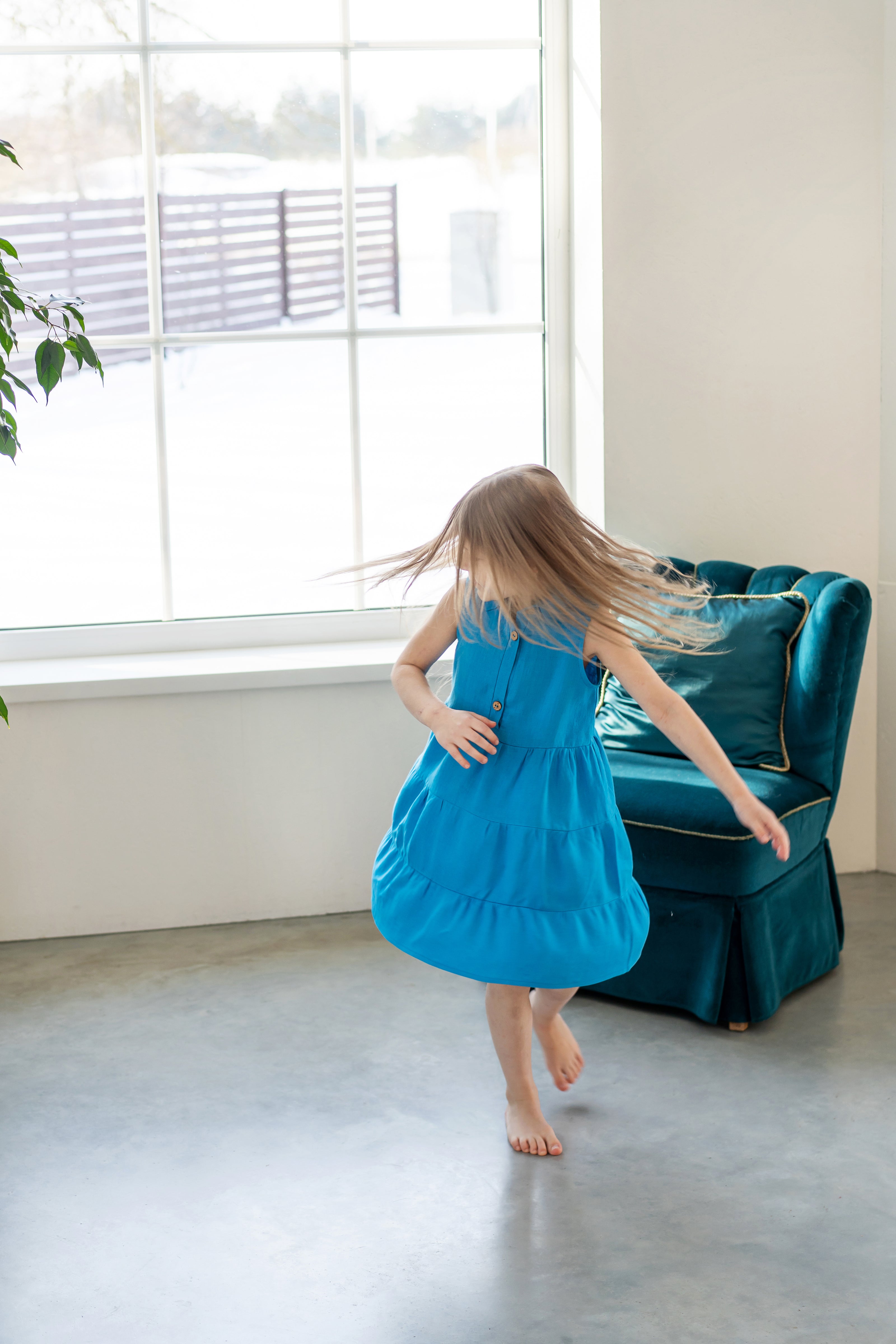 Leuchtend blaues Leinenkleid für Mädchen – Lockeres Sommerkleid mit kurzen Ärmeln