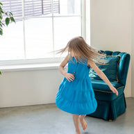 Leuchtend blaues Leinenkleid für Mädchen – Lockeres Sommerkleid mit kurzen Ärmeln