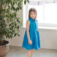 Leuchtend blaues Leinenkleid für Mädchen – Lockeres Sommerkleid mit kurzen Ärmeln
