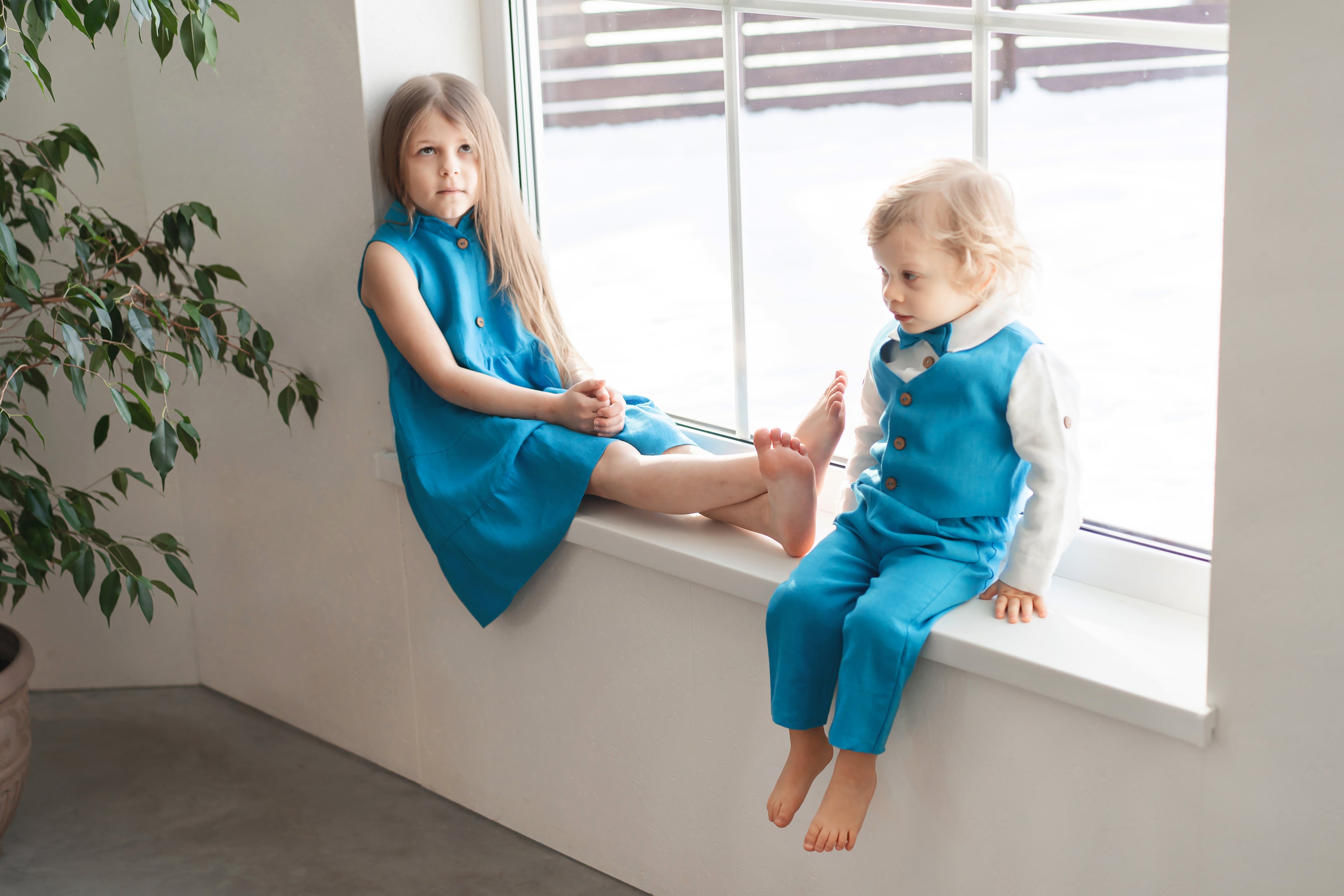 Leuchtend blaues Leinenkleid für Mädchen – Lockeres Sommerkleid mit kurzen Ärmeln