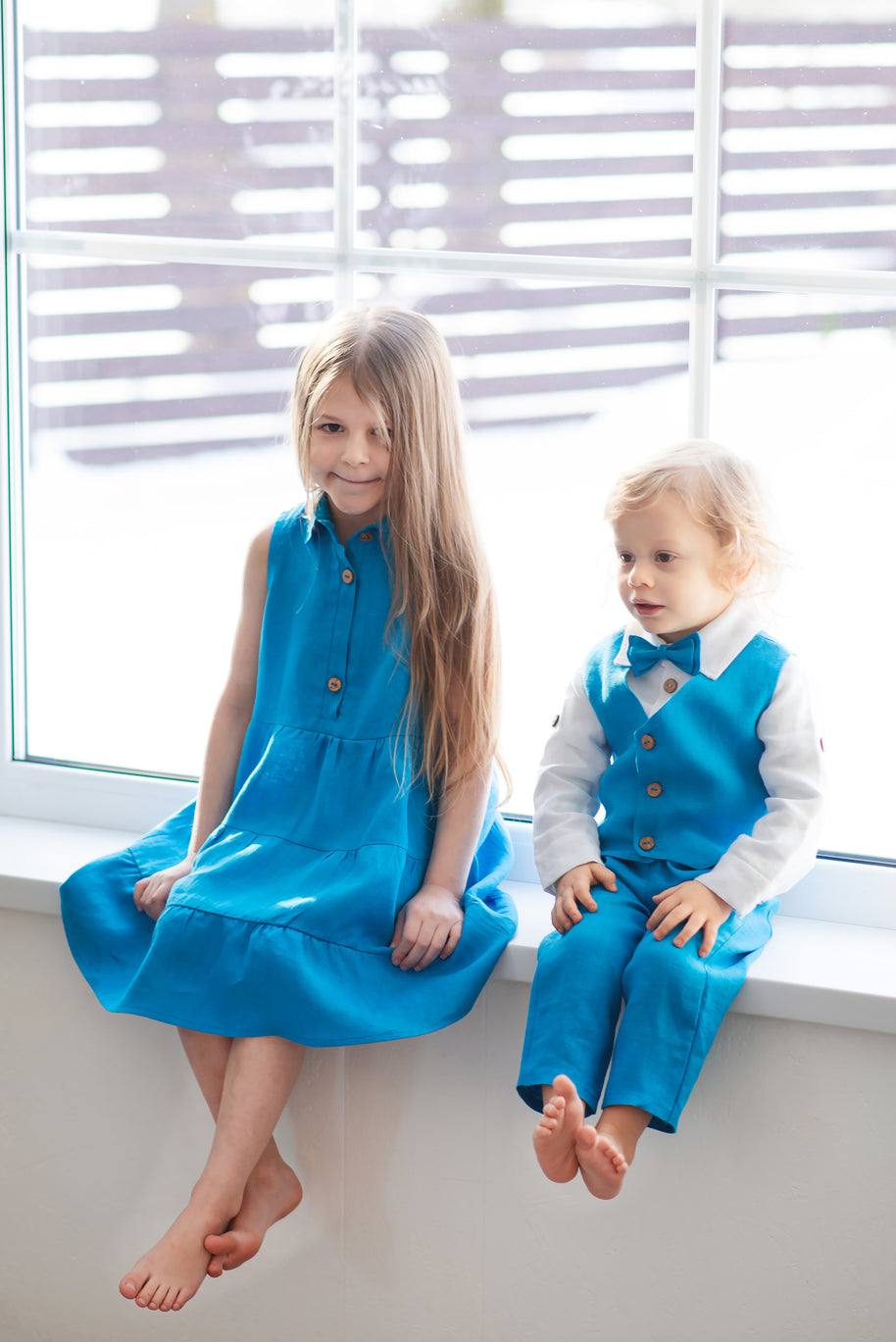 Leuchtend blaues Leinenkleid für Mädchen – Lockeres Sommerkleid mit kurzen Ärmeln