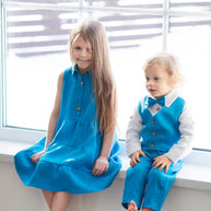 Leuchtend blaues Leinenkleid für Mädchen – Lockeres Sommerkleid mit kurzen Ärmeln