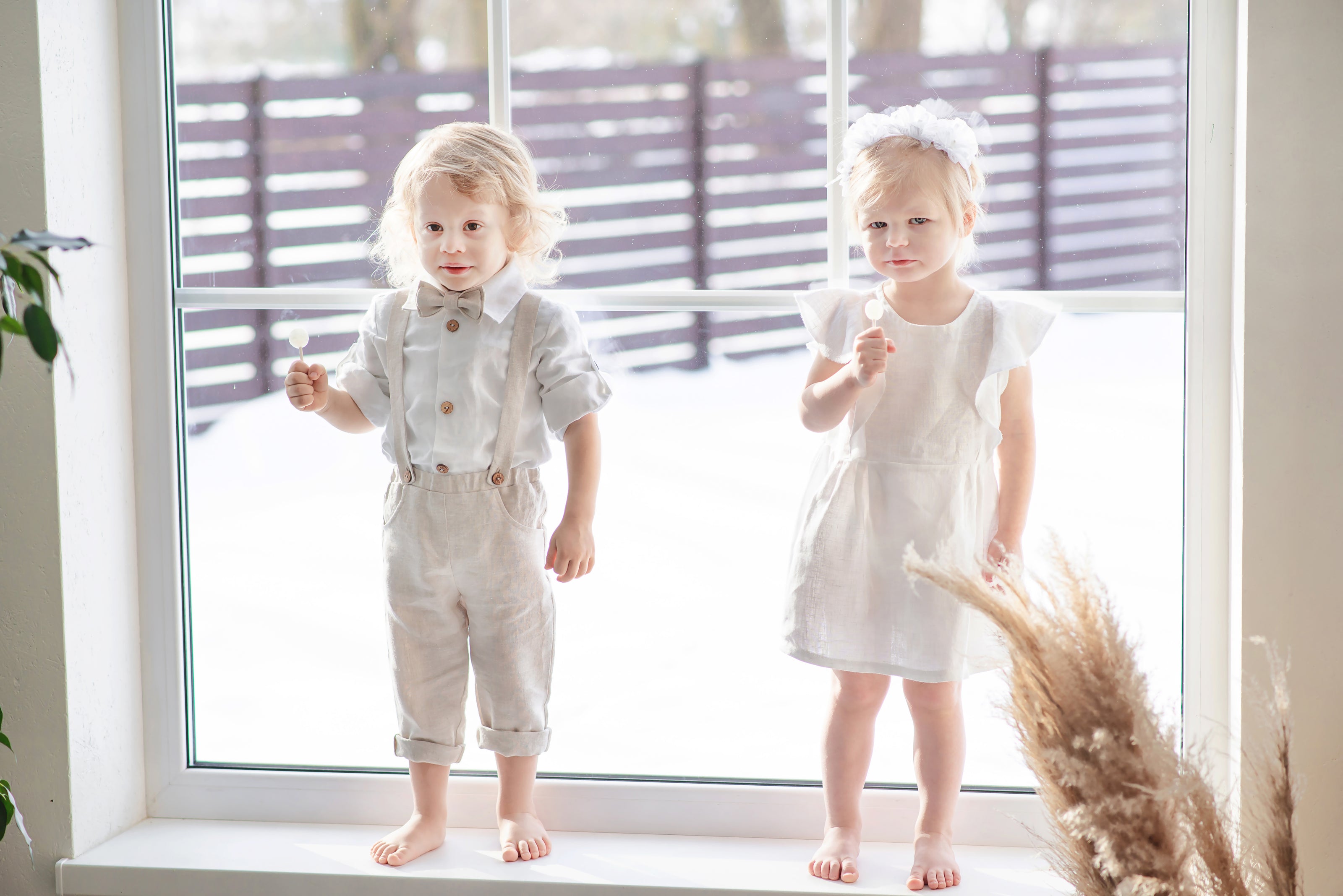 Outfit de lino para bautizo niño – Conjunto con pantalones largos, tirantes y pajarita (beige natural)