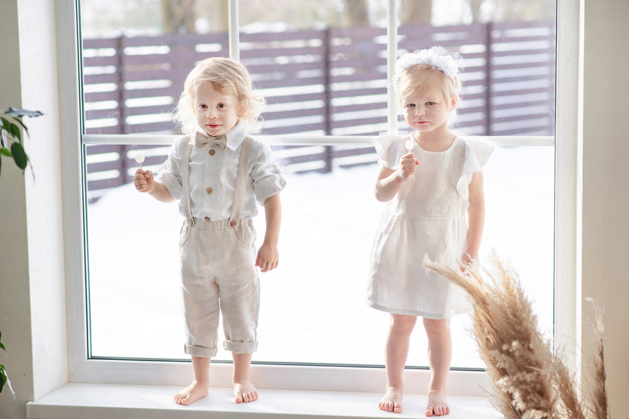 Outfit de lino para bautizo niño – Conjunto con pantalones largos, tirantes y pajarita (beige natural)