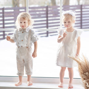Outfit de lino para bautizo niño – Conjunto con pantalones largos, tirantes y pajarita (beige natural)