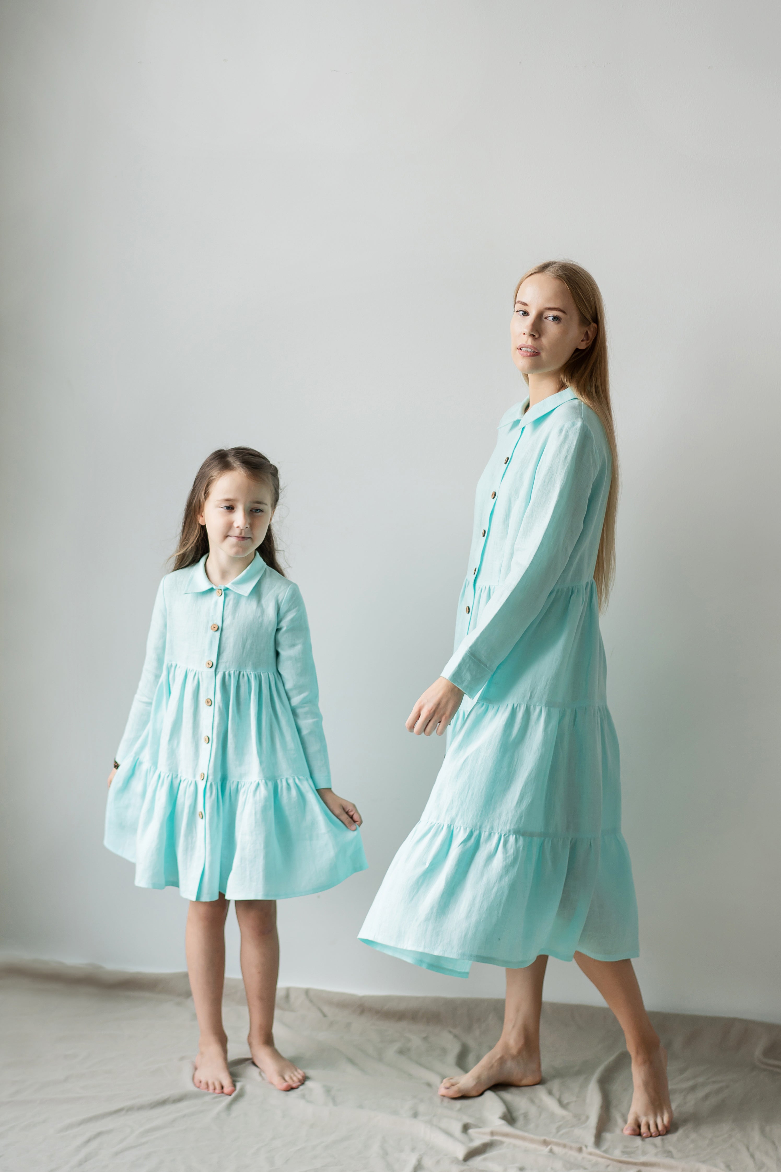 Leinenkleid für Damen mit langen Ärmeln, Holzknöpfen, klassischem Kragen und mehrstufigem Rüschenrock