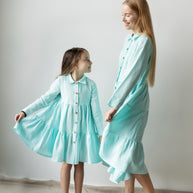Leinenkleid für Damen mit langen Ärmeln, Holzknöpfen, klassischem Kragen und mehrstufigem Rüschenrock