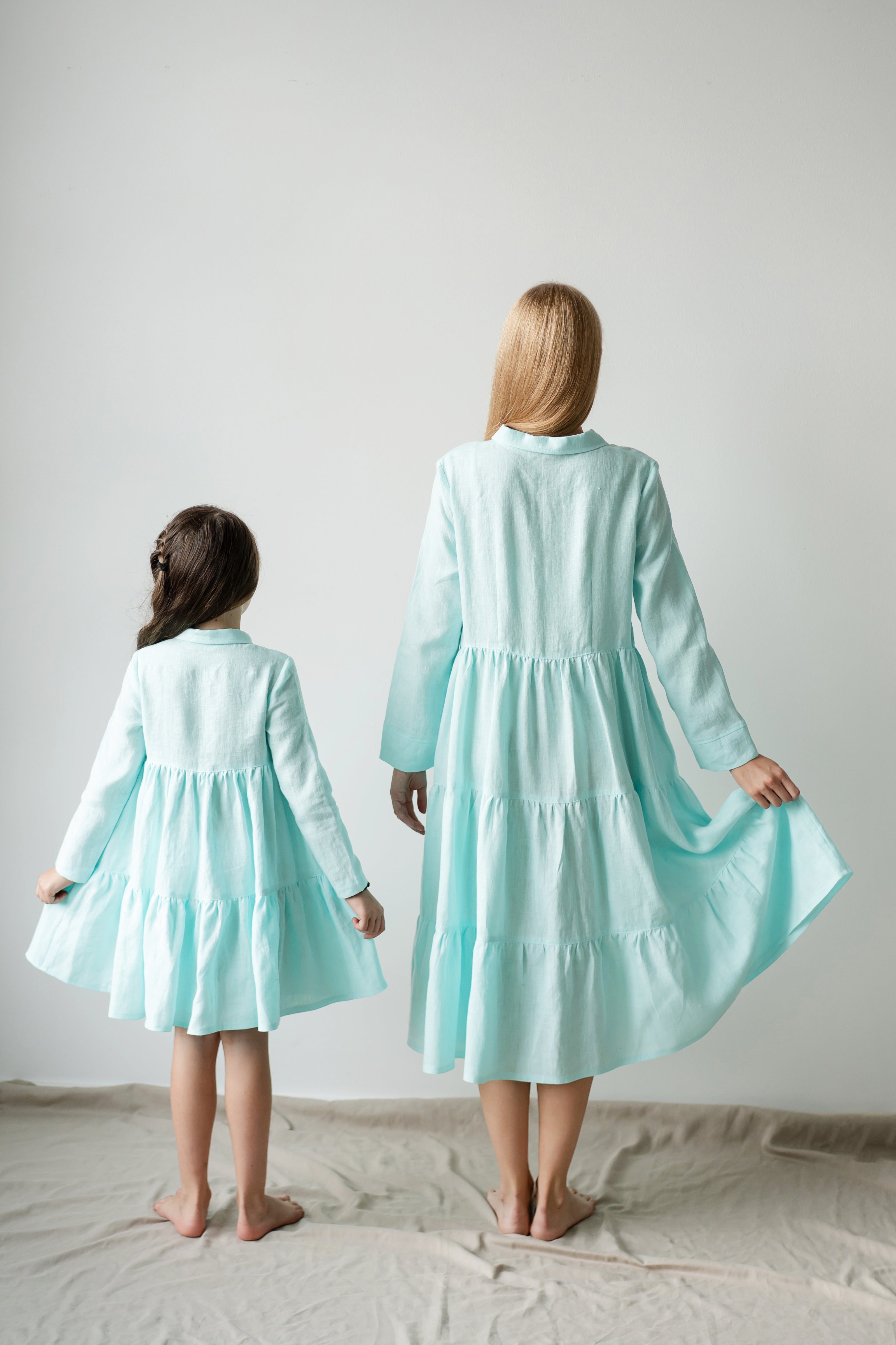 Leinenkleid für Damen mit langen Ärmeln, Holzknöpfen, klassischem Kragen und mehrstufigem Rüschenrock