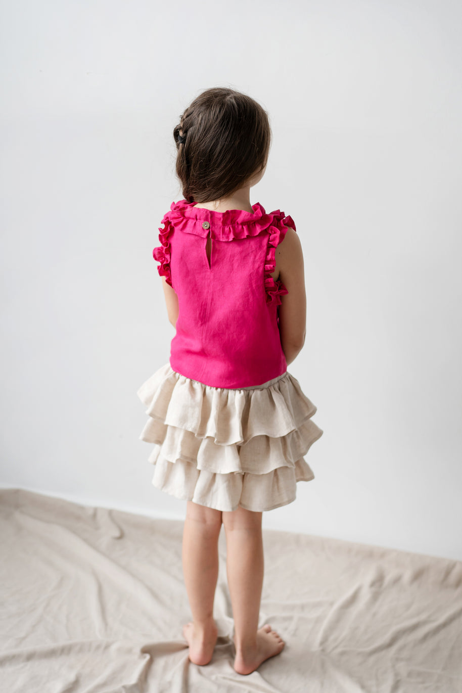 Blusa de lino rosa brillante para niña con cuello de volantes