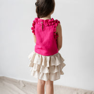 Blusa de lino rosa brillante para niña con cuello de volantes
