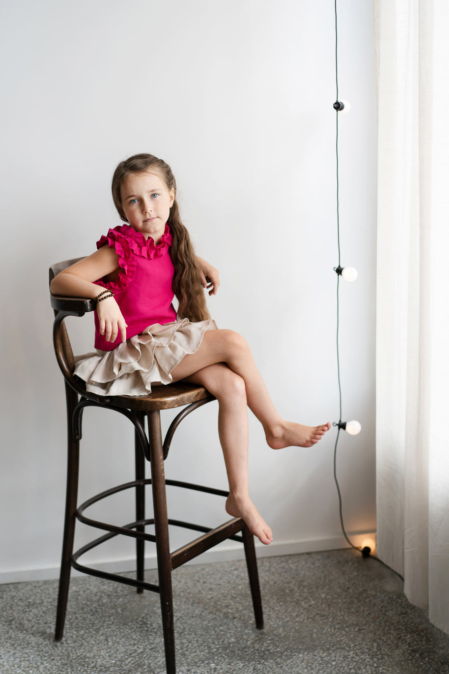 Blusa de lino rosa brillante para niña con cuello de volantes