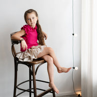 Blusa de lino rosa brillante para niña con cuello de volantes