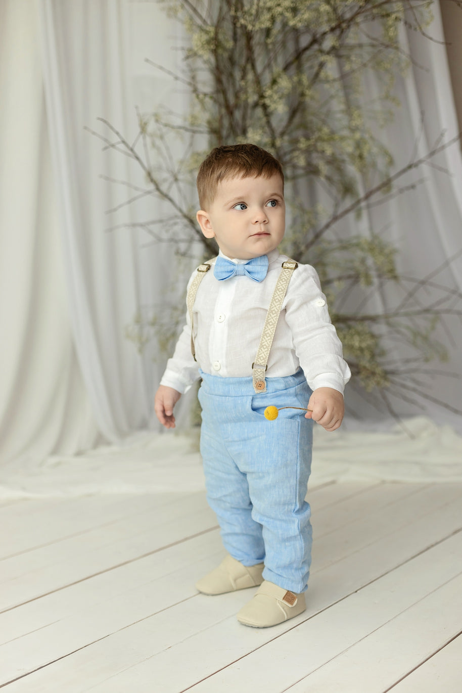 Outfit in lino per battesimo bambino – Completo con pantaloni lunghi, bretelle e papillon (azzurro cielo)