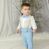 Outfit in lino per battesimo bambino – Completo con pantaloni lunghi, bretelle e papillon (azzurro cielo)