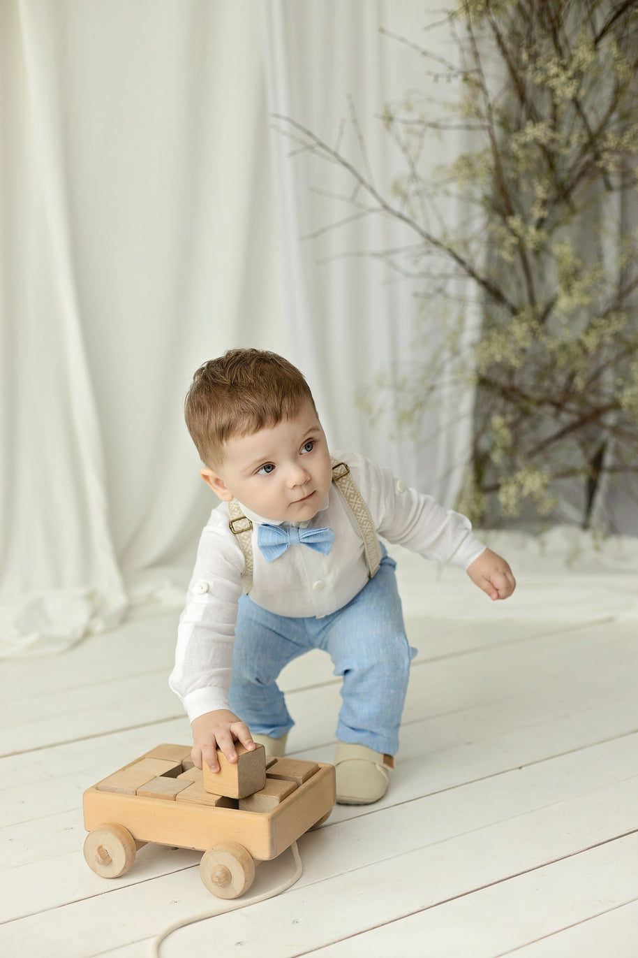 Outfit in lino per battesimo bambino – Completo con pantaloni lunghi, bretelle e papillon (azzurro cielo)