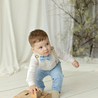 Outfit in lino per battesimo bambino – Completo con pantaloni lunghi, bretelle e papillon (azzurro cielo)