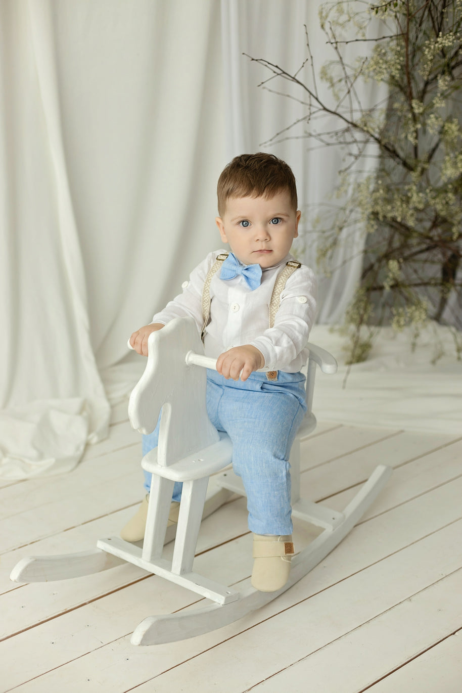 Outfit in lino per battesimo bambino – Completo con pantaloni lunghi, bretelle e papillon (azzurro cielo)