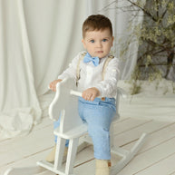 Outfit in lino per battesimo bambino – Completo con pantaloni lunghi, bretelle e papillon (azzurro cielo)