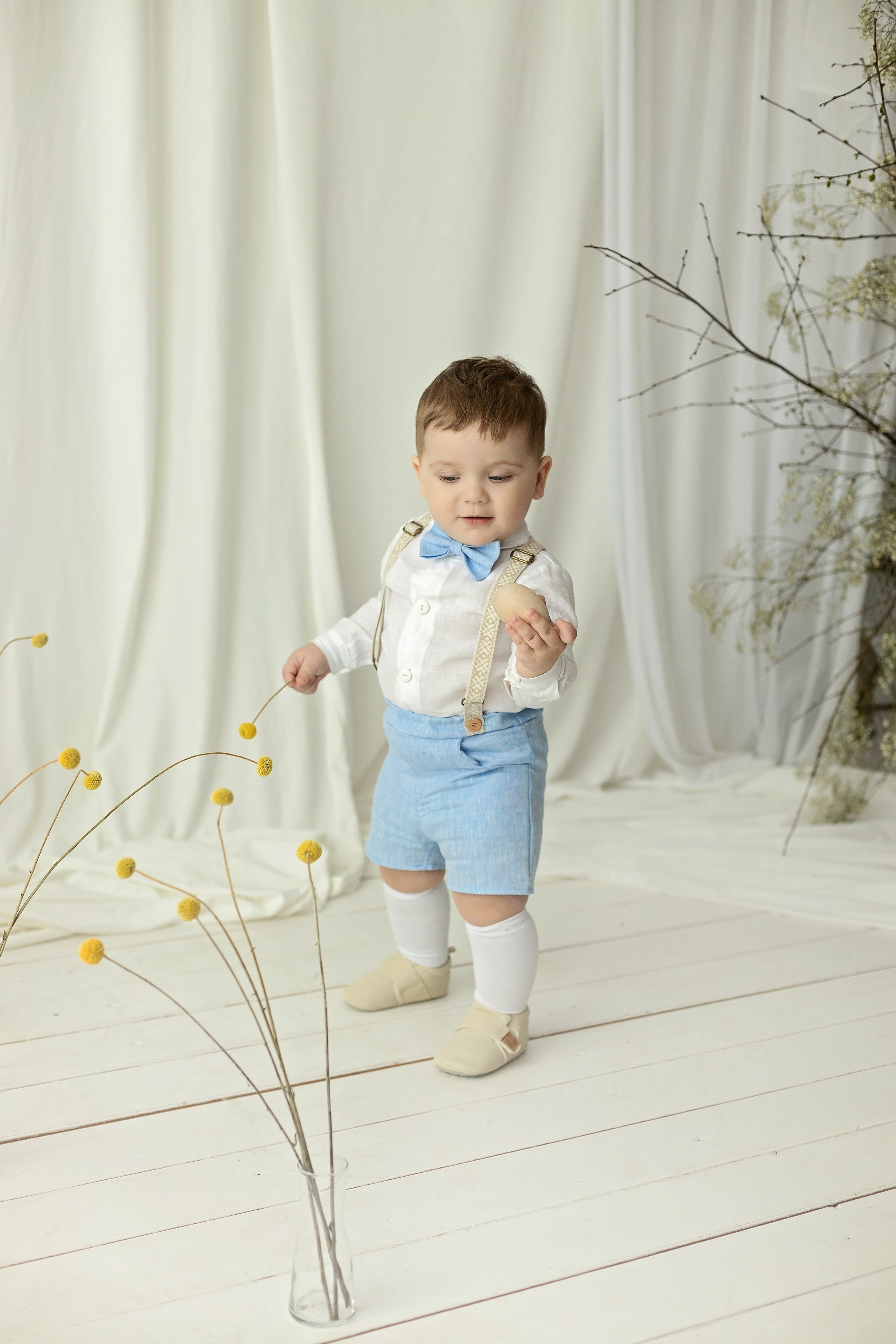 Conjunto de lino para bautizo niño – Outfit con tirantes y pajarita (azul cielo)