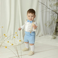 Conjunto de lino para bautizo niño – Outfit con tirantes y pajarita (azul cielo)