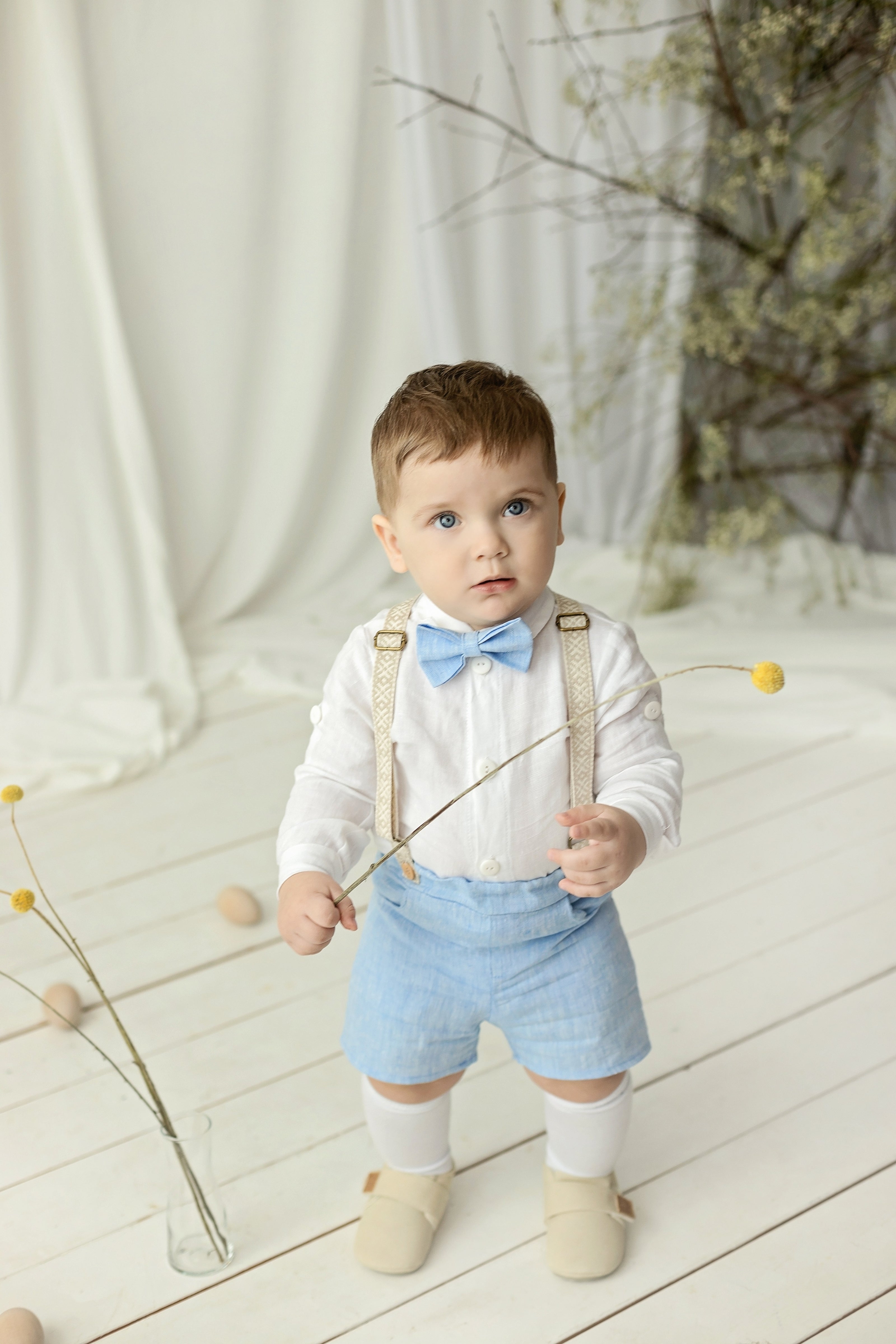 Conjunto de lino para bautizo niño – Outfit con tirantes y pajarita (azul cielo)