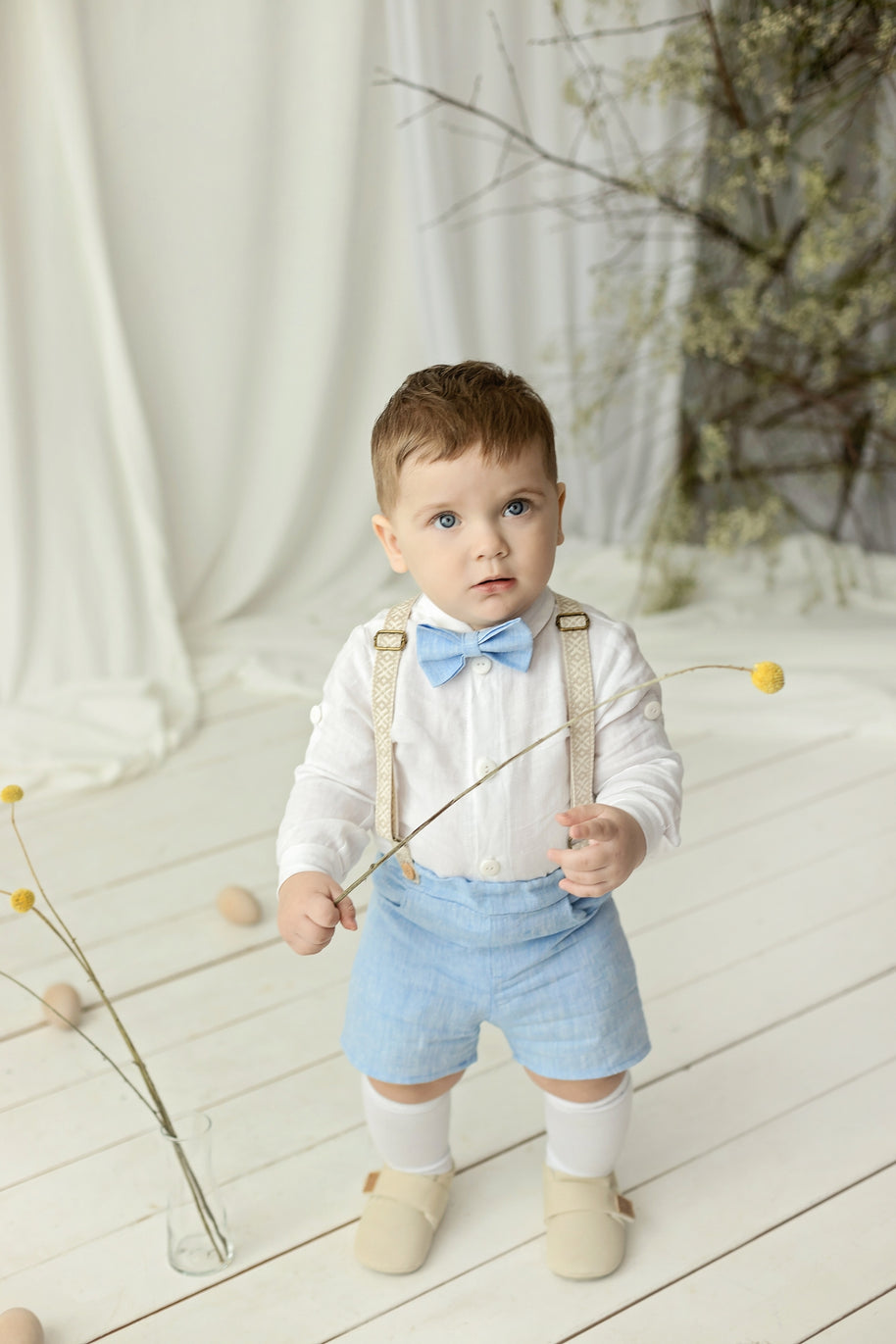 Conjunto de lino para bautizo niño – Outfit con tirantes y pajarita (azul cielo)
