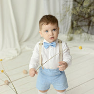 Conjunto de lino para bautizo niño – Outfit con tirantes y pajarita (azul cielo)