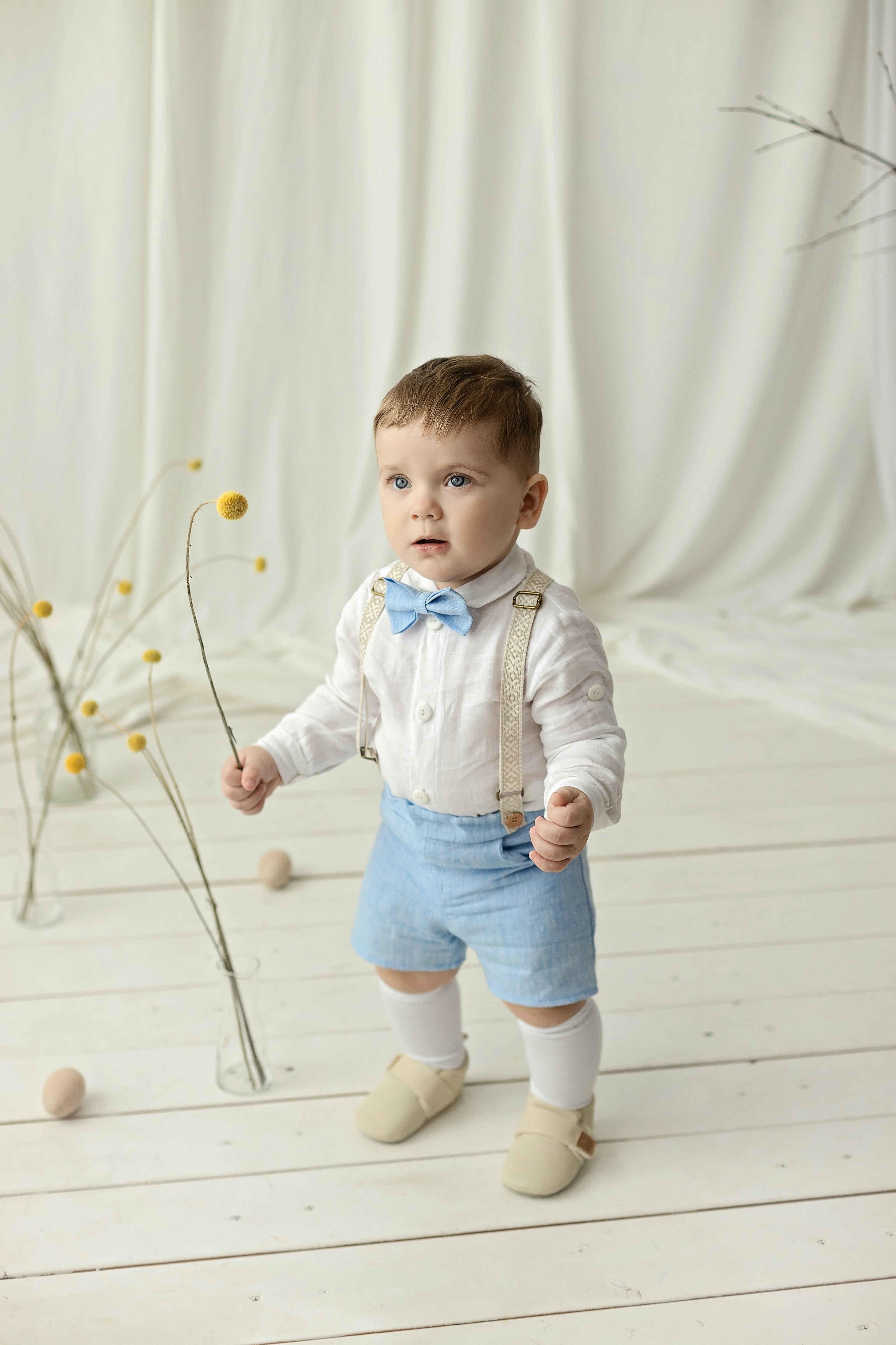 Conjunto de lino para bautizo niño – Outfit con tirantes y pajarita (azul cielo)
