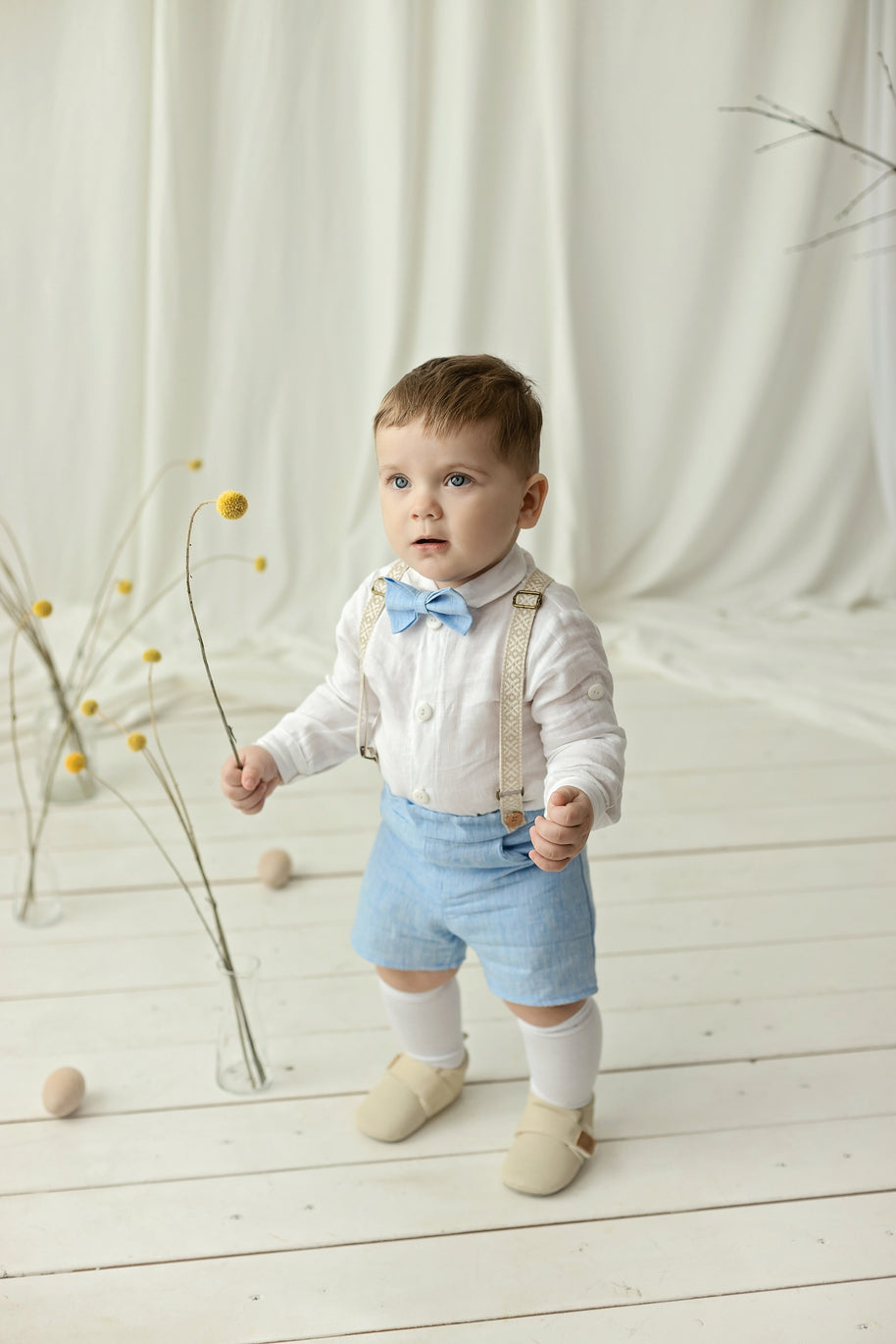 Conjunto de lino para bautizo niño – Outfit con tirantes y pajarita (azul cielo)