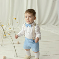 Conjunto de lino para bautizo niño – Outfit con tirantes y pajarita (azul cielo)