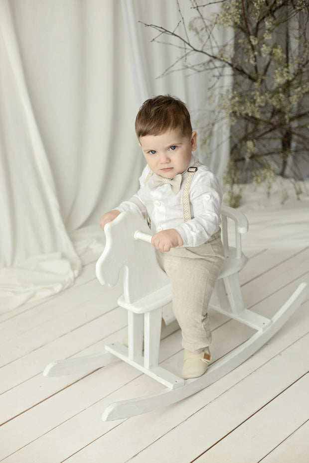 Leinen-Tauf-Outfit für Jungen – Elegantes Set mit Hosenträgern, Fliege und langen Hosen (Naturbeige)