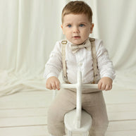 Outfit de lino para bautizo niño – Conjunto con pantalones largos, tirantes y pajarita (beige natural)