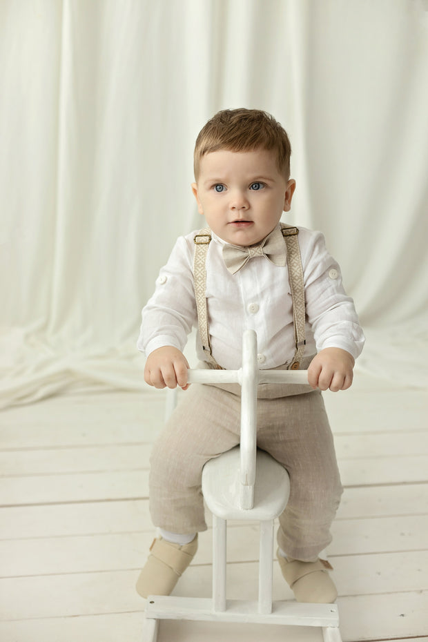 Leinen-Tauf-Outfit für Jungen – Elegantes Set mit Hosenträgern, Fliege und langen Hosen (Naturbeige)
