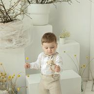 Outfit in lino per battesimo bambino – Completo elegante con bretelle e papillon (beige naturale)