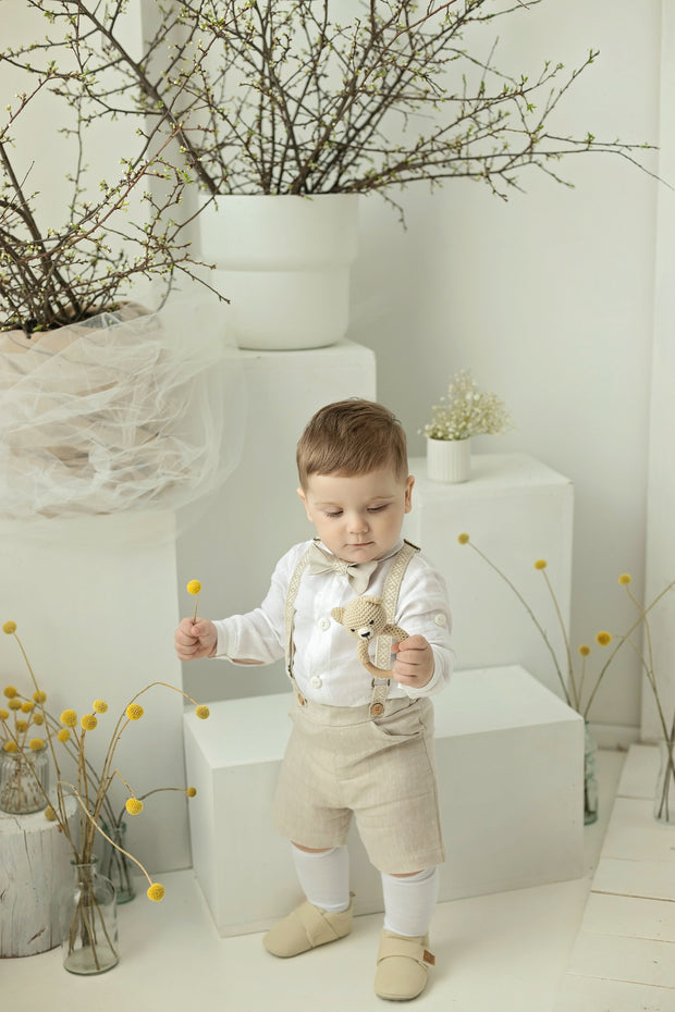 Leinen-Tauf-Outfit für Jungen – Elegantes Set mit Hosenträgern und Fliege (Naturbeige)