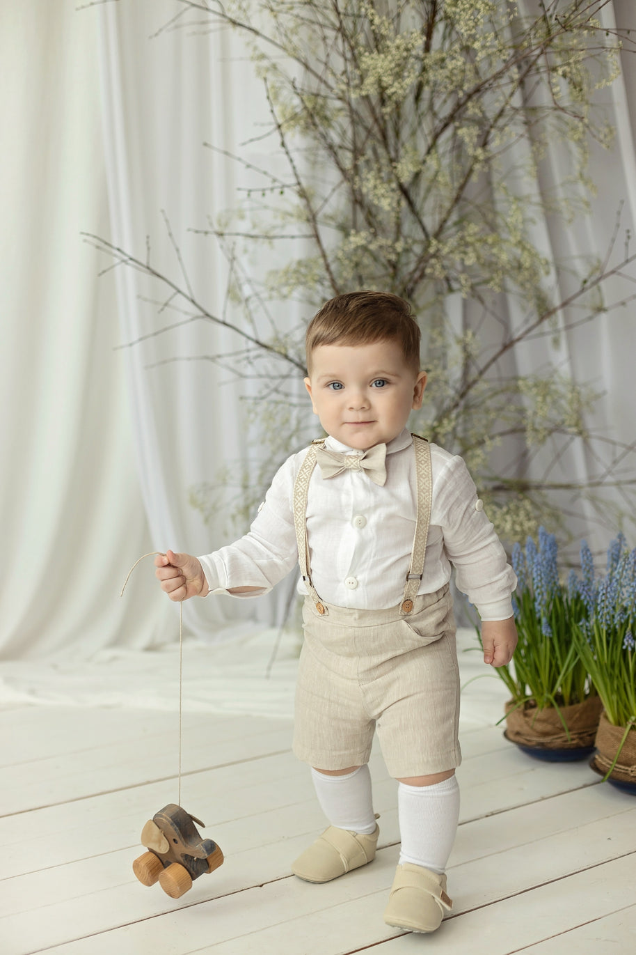 Outfit in lino per battesimo bambino – Completo elegante con bretelle e papillon (beige naturale)