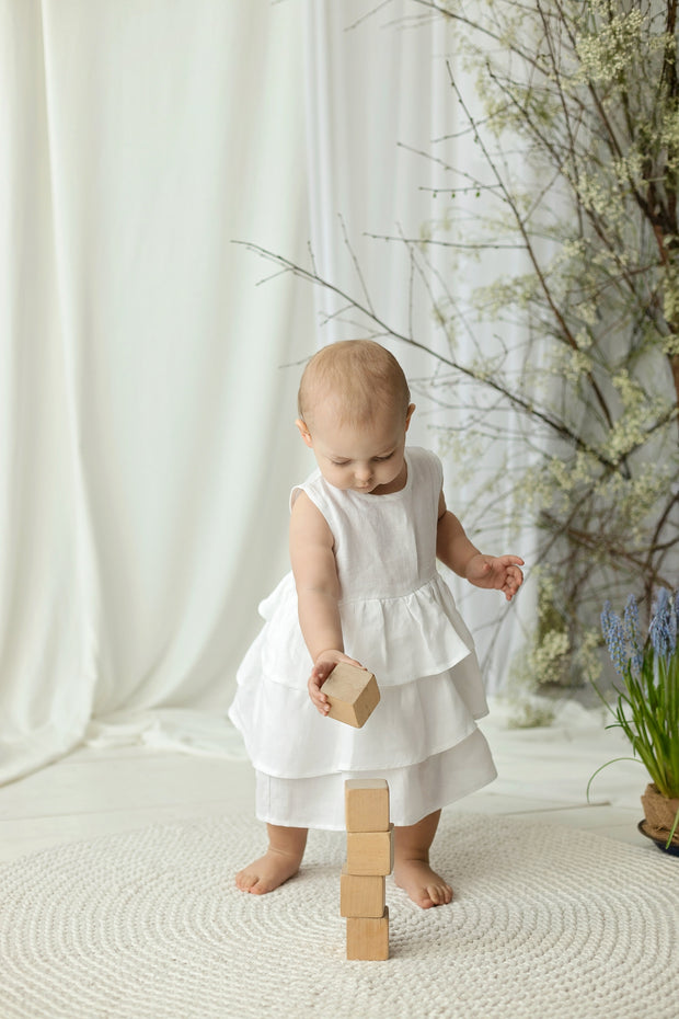 Pures Leinen-Mädchenkleid für besondere Anlässe mit Rüschen und Flügeln