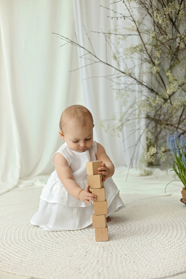 Pures Leinen-Mädchenkleid für besondere Anlässe mit Rüschen und Flügeln